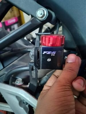 Rear Oil Pot Cover Yamaha Fzs V4 - Image 2